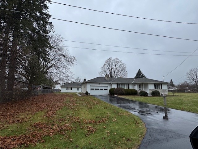 view of front of property featuring a front yard and a garage