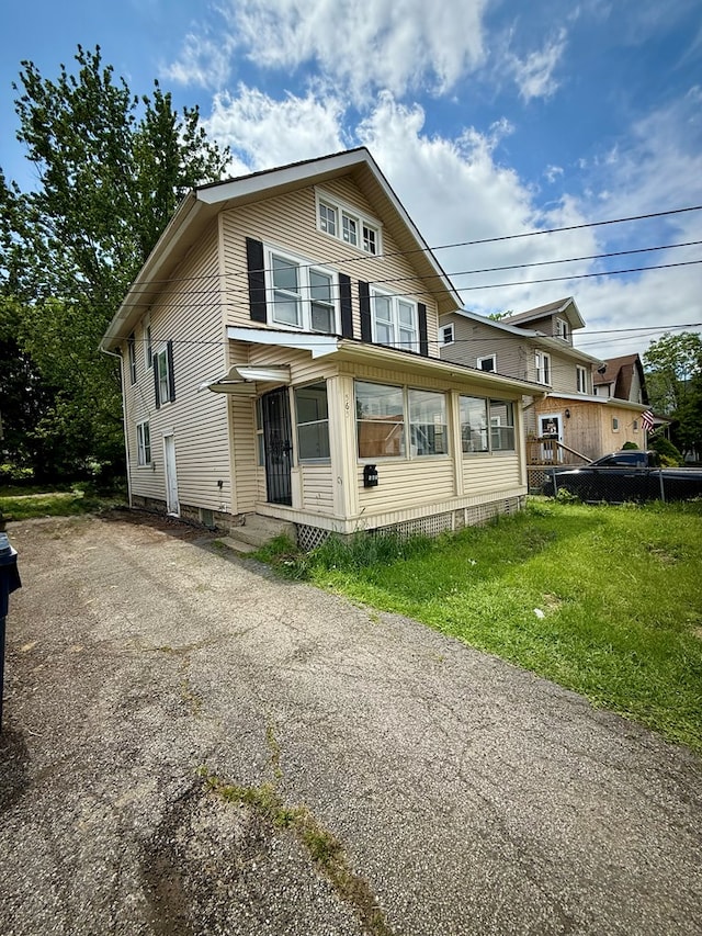565 Garfield Pl, Mansfield, OH 44903 - traditional-style home with a sunroom