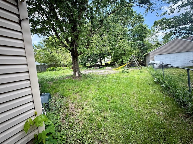 565 Garfield Pl, Mansfield, OH 44903 - view of yard featuring fence and a detached garage
