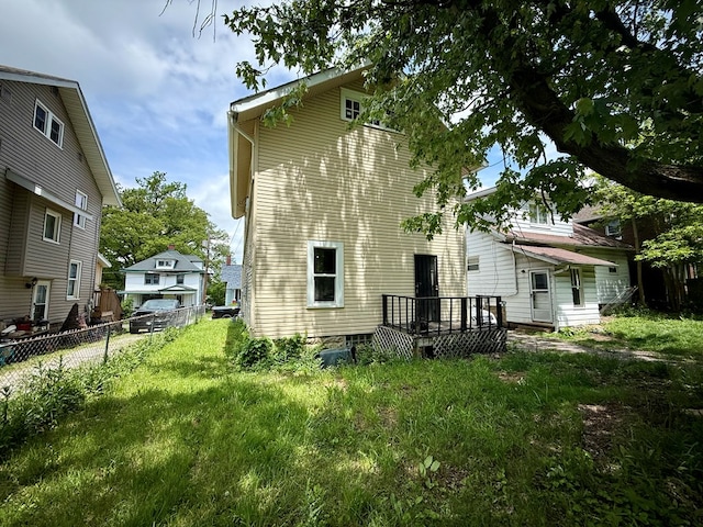 565 Garfield Pl, Mansfield, OH 44903 - back of house with fence