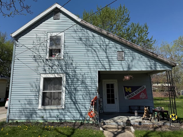 813 N Cole St, Lima, OH 44805 - back of property with a patio area