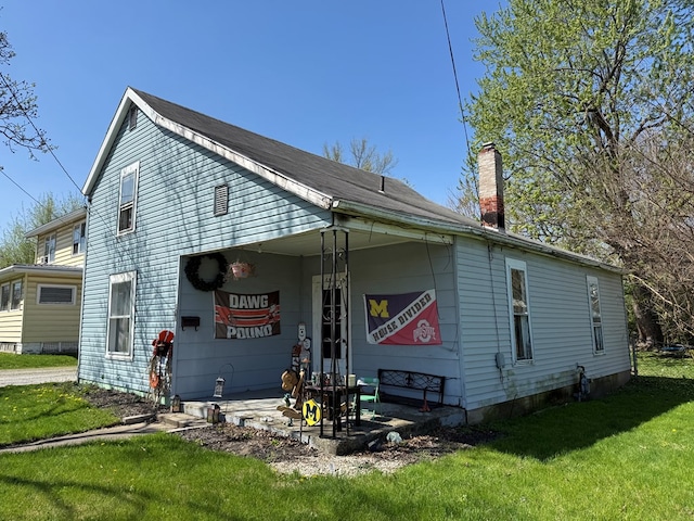 813 N Cole St, Lima, OH 44805 - view of front facade with a front lawn and a chimney