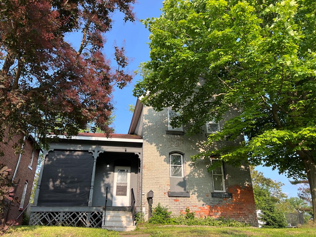 332 Bowman St, Mansfield, OH 44903 - view of front of property featuring brick siding, a front yard, and entry steps