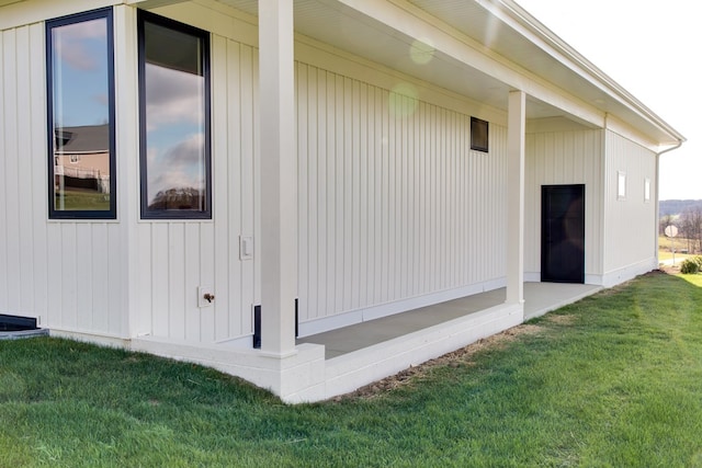 view of side of property featuring a lawn