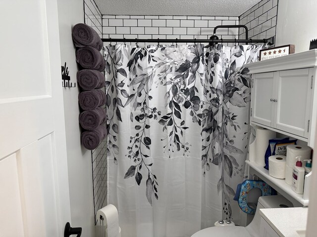 1421 Cullen Ave, Bucyrus, OH 44820 - bathroom with curtained shower, toilet, and a textured ceiling