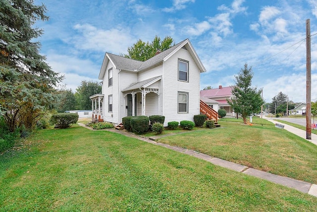 view of side of property featuring a lawn