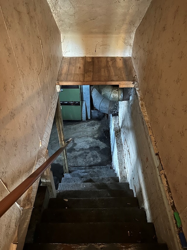 1221 N Sandusky Ave, Bucyrus, OH 44820 - view of stairs