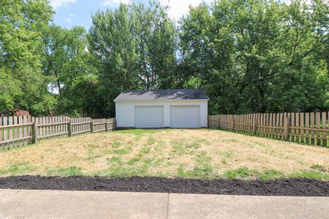 1008 Burger Ave, Mansfield, OH 44906 - view of yard featuring fence, a garage, and an outdoor structure