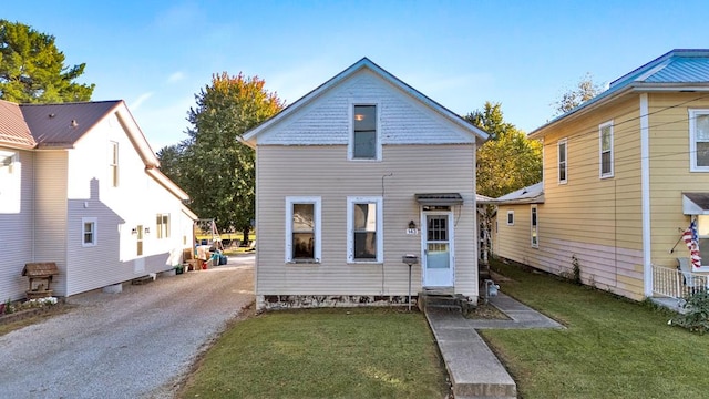 view of front of property featuring a front yard