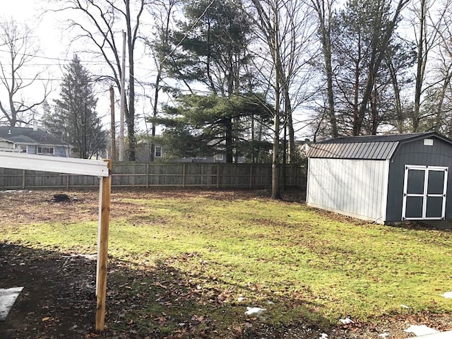 view of yard with a shed