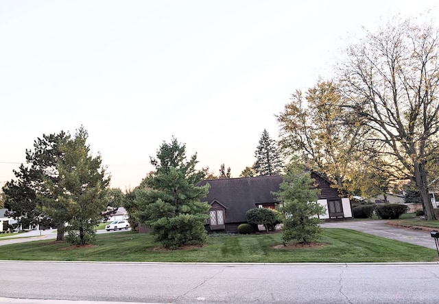 view of front of home featuring a front lawn