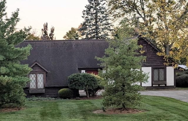 view of front facade featuring a front lawn