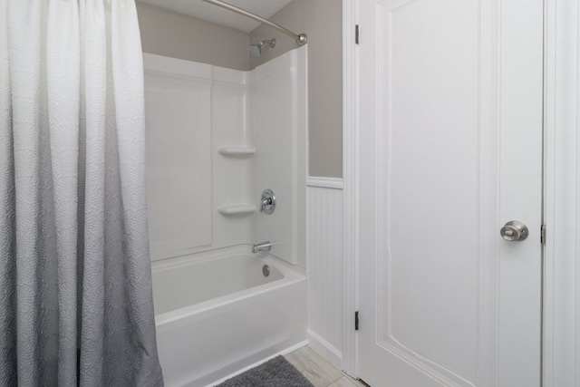 bathroom with shower / bath combo