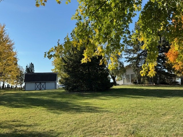 view of yard featuring an outbuilding