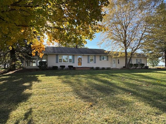 ranch-style home with a front yard