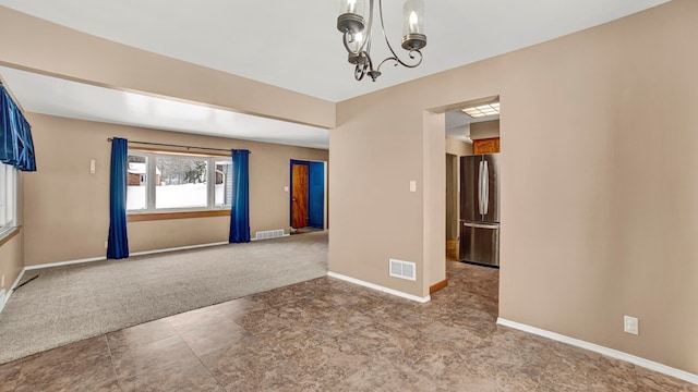 unfurnished room featuring carpet and an inviting chandelier