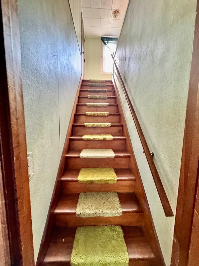 625 Grove Ave, Galion, OH 44833 - stairs featuring a textured wall