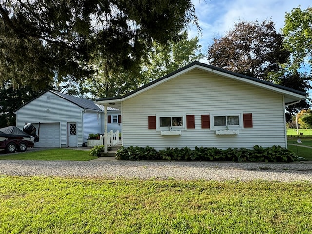 view of front of property featuring a front yard and a garage