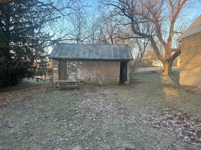 view of yard with an outbuilding