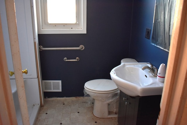 bathroom featuring toilet and sink