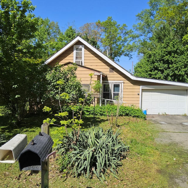 741 Burger Ave, Mansfield, OH 44906 - view of front facade featuring driveway