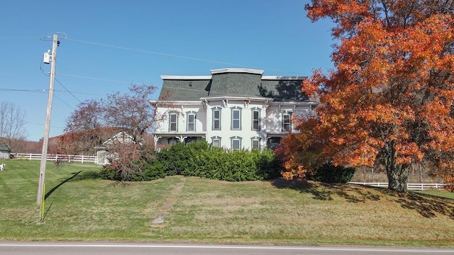 view of front of house featuring a front lawn