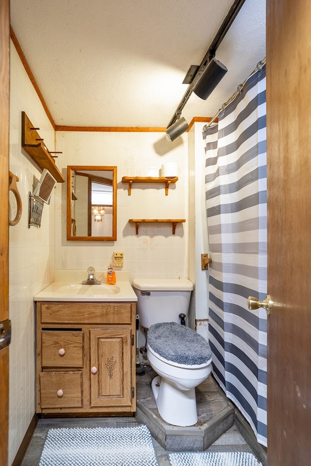 1163 Bowen Rd, Mansfield, OH 44903 - bathroom with a textured ceiling, vanity, crown molding, and a shower with shower curtain
