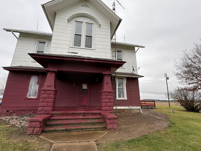 view of front of property featuring a front yard