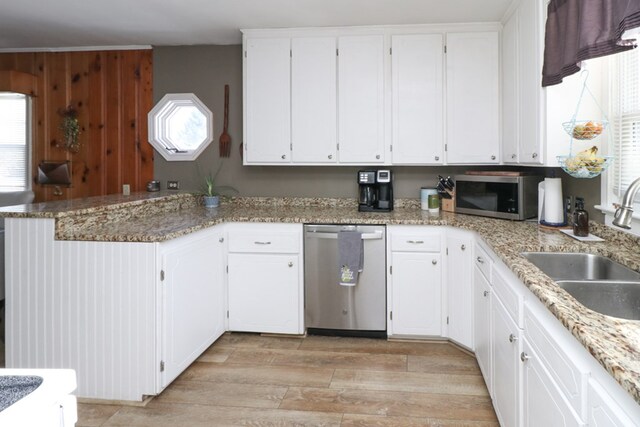 623 Bendle Ave, Shelby, OH 44875 - kitchen featuring appliances with stainless steel finishes, a sink, light wood-style floors, a peninsula, and white cabinetry