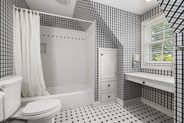 bathroom featuring wallpapered walls, visible vents, toilet, and shower / bath combo with shower curtain