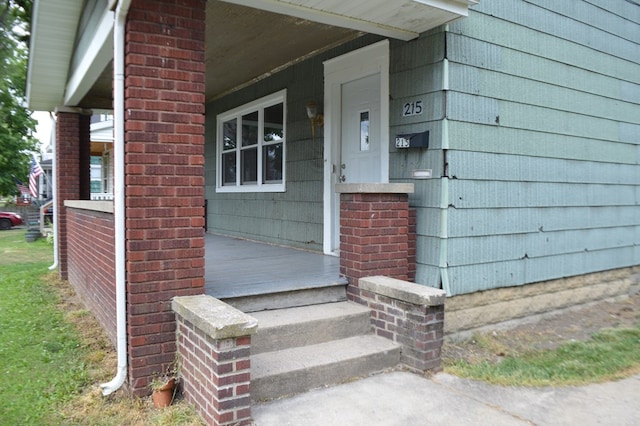 entrance to property featuring covered porch