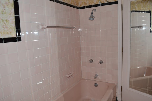 bathroom featuring tiled shower / bath