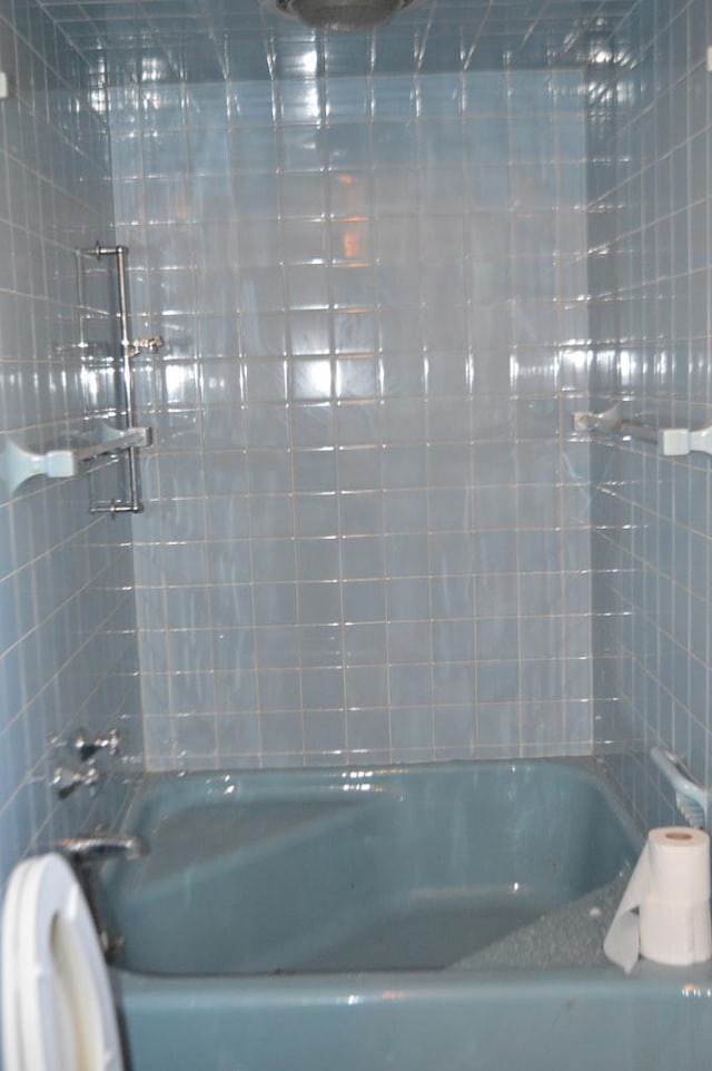 bathroom featuring shower / bathing tub combination