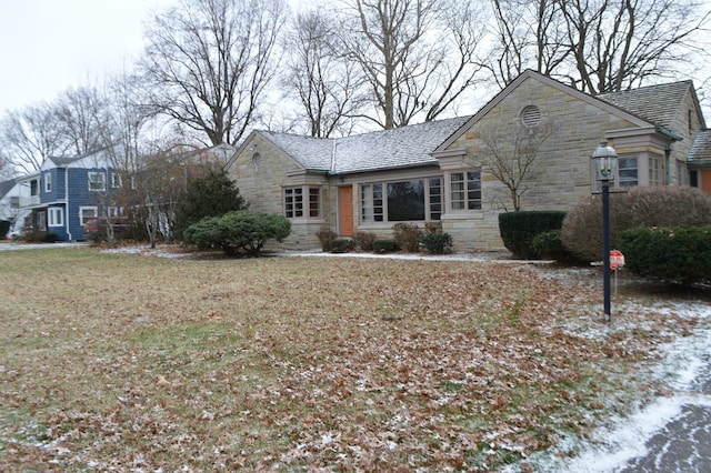 single story home with a front lawn