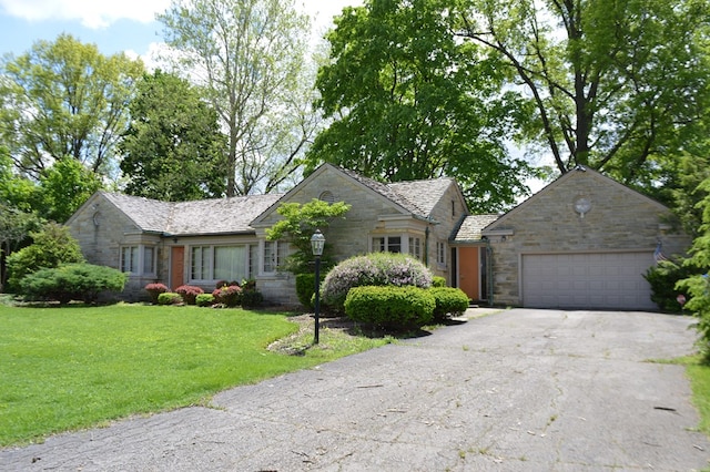 view of front facade featuring a front yard and a garage