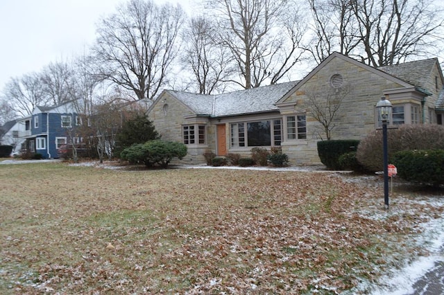 ranch-style house featuring a front lawn