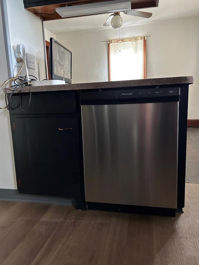 kitchen with hardwood / wood-style floors, stainless steel dishwasher, kitchen peninsula, and ceiling fan