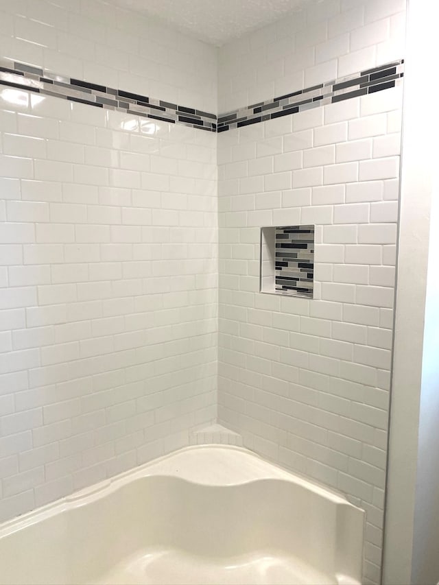 bathroom featuring tiled shower / bath combo