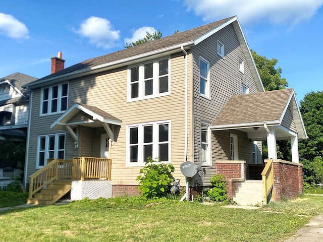 view of front of property featuring a front lawn