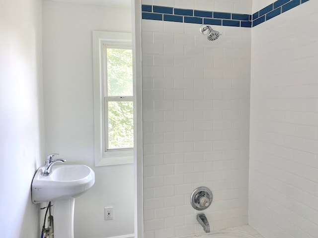 bathroom with tiled shower / bath