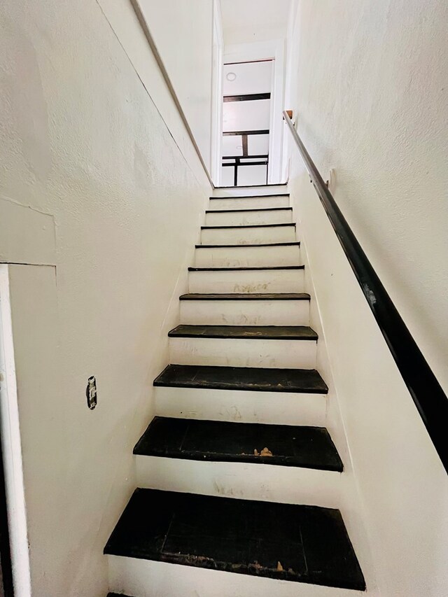 328 Newman St, Mansfield, OH 44902 - view of staircase
