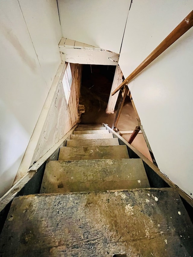 328 Newman St, Mansfield, OH 44902 - stairs with vaulted ceiling