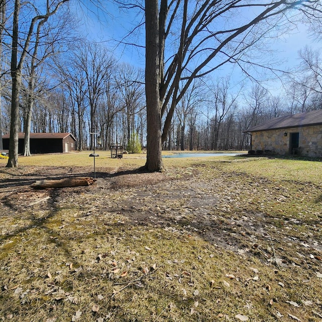 view of yard featuring an outbuilding