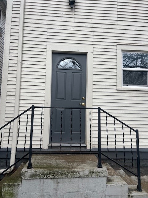 379 S Main St, Mansfield, OH 44902 - view of doorway to property