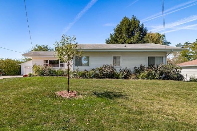 single story home featuring a front lawn