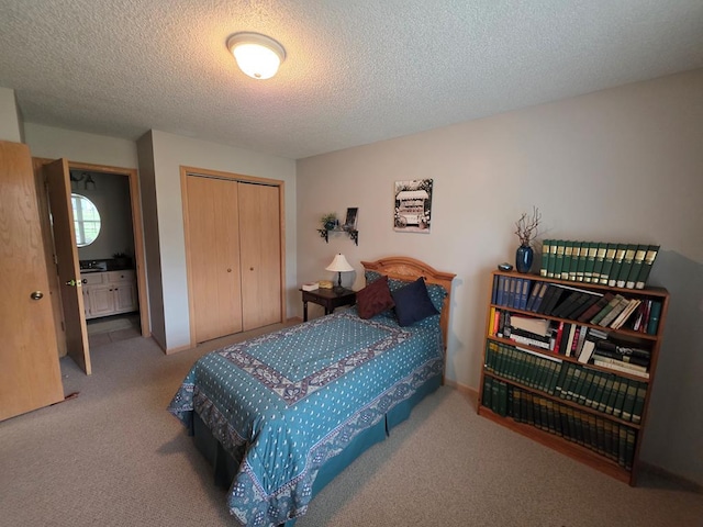 1683 Riva Ridge Dr, Mansfield, OH 44904 - bedroom with a closet, carpet flooring, a textured ceiling, and ensuite bath