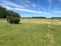 view of yard featuring a rural view