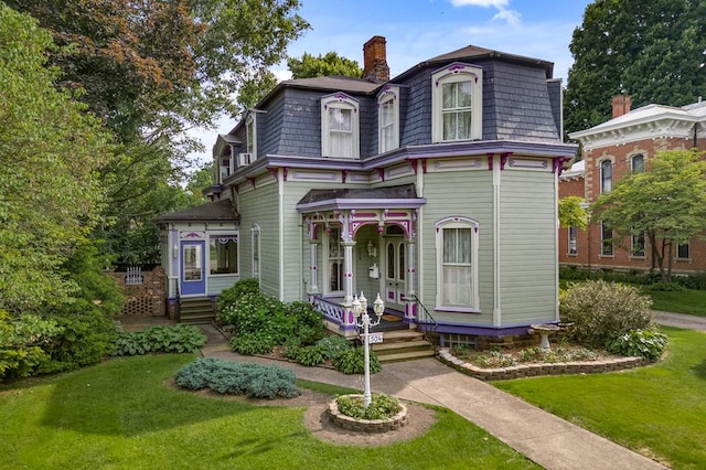 view of front facade with a front lawn