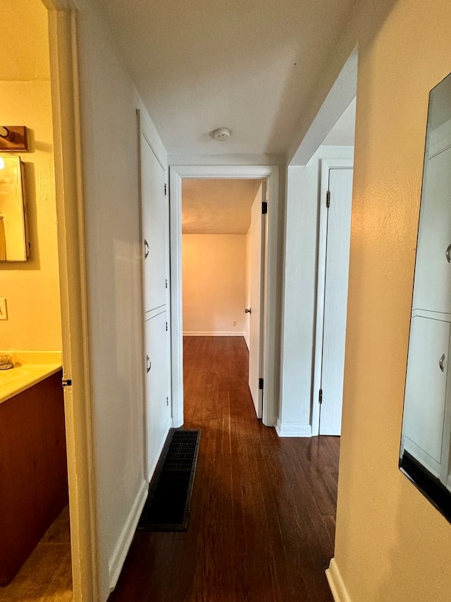 184 Mason St, Mansfield, OH 44902 - hall featuring hardwood / wood-style flooring and baseboards