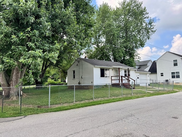 184 Mason St, Mansfield, OH 44902 - view of front of house featuring a fenced front yard and a garage